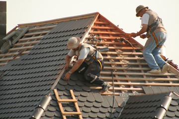 deux couvreurs qui effectuent une toiture